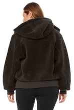 Load image into Gallery viewer, Foxy Sherpa Jacket - Dark Coco
