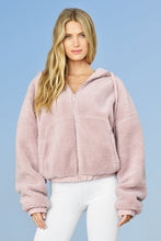 Load image into Gallery viewer, Duality Reversible Sherpa Jacket - Pale Mauve/Scarlet
