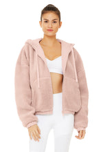 Load image into Gallery viewer, Duality Reversible Sherpa Jacket - Pale Mauve/Scarlet
